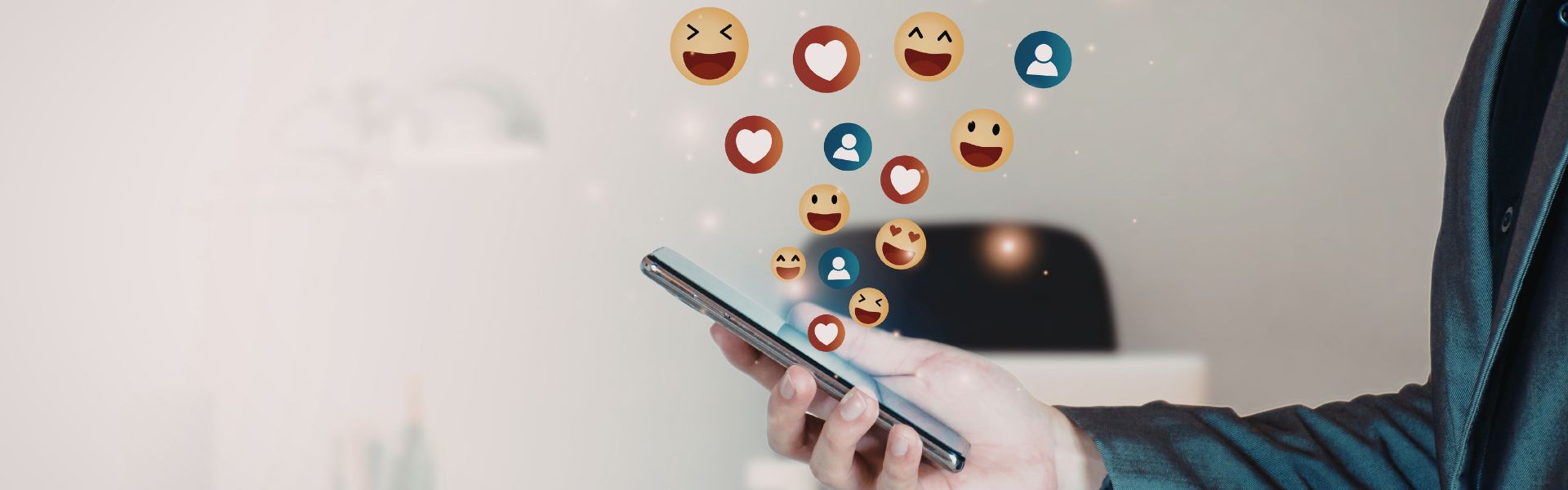 Fotografija prikazuje roko, ki drži telefon, iz katerega letijo srčki, všečki in novi sledilci, simbol uspešnosti na družbenih omrežjih