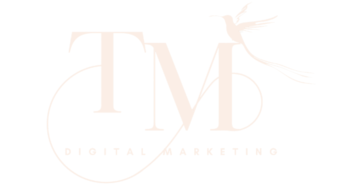 Logotip TM Digital Marketing v CGP barvah, predstavljajoč podjetje za digitalni marketing - roza barve in prozorna podlaga.