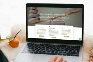 Računalnik s prikazano moderno spletno stranjo in trendi web designa za leto 2026.